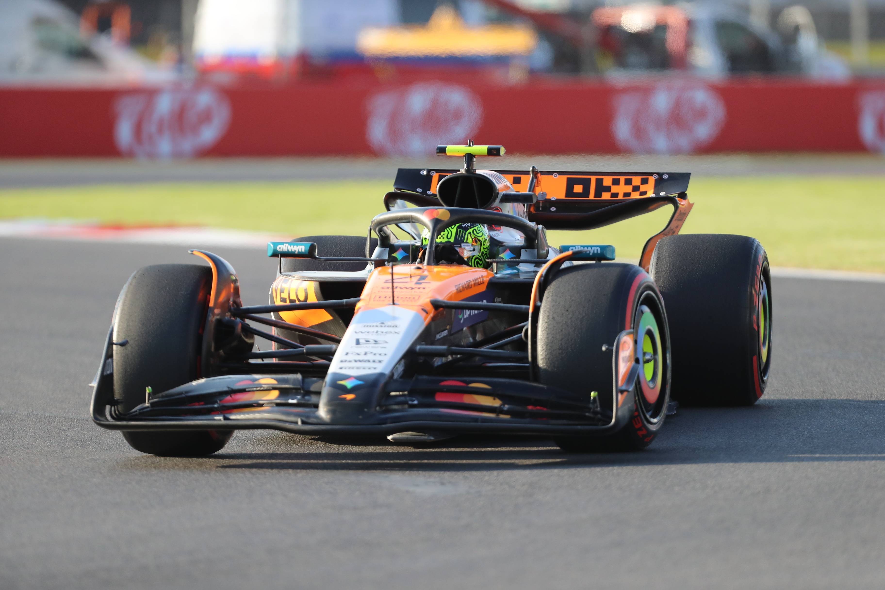 迈凯伦绝杀红牛车队，汉密尔顿带队取胜