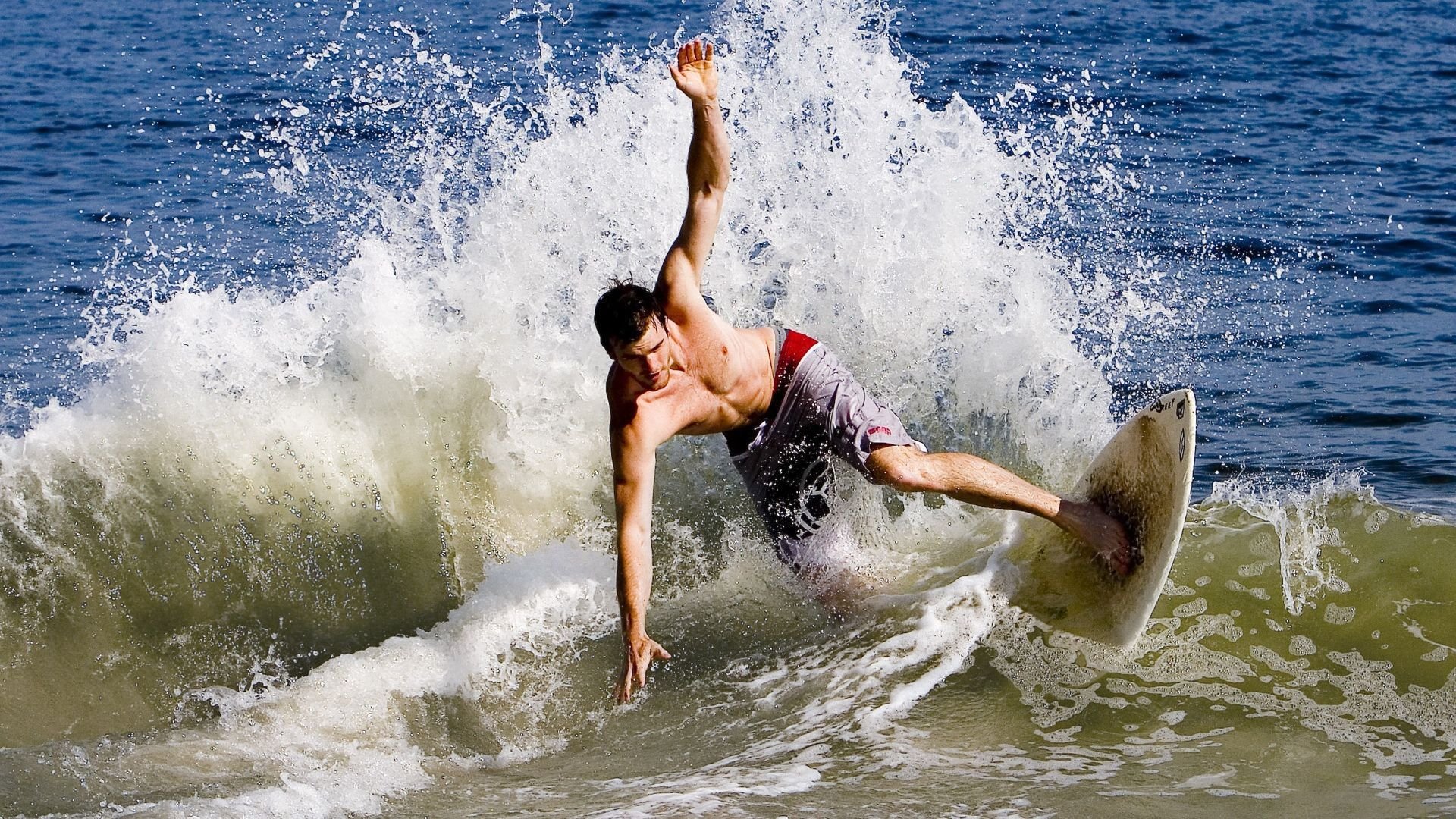 天使之翼撕裂红蓝防线—迪马利亚独造三球，本菲卡主场力克巴萨