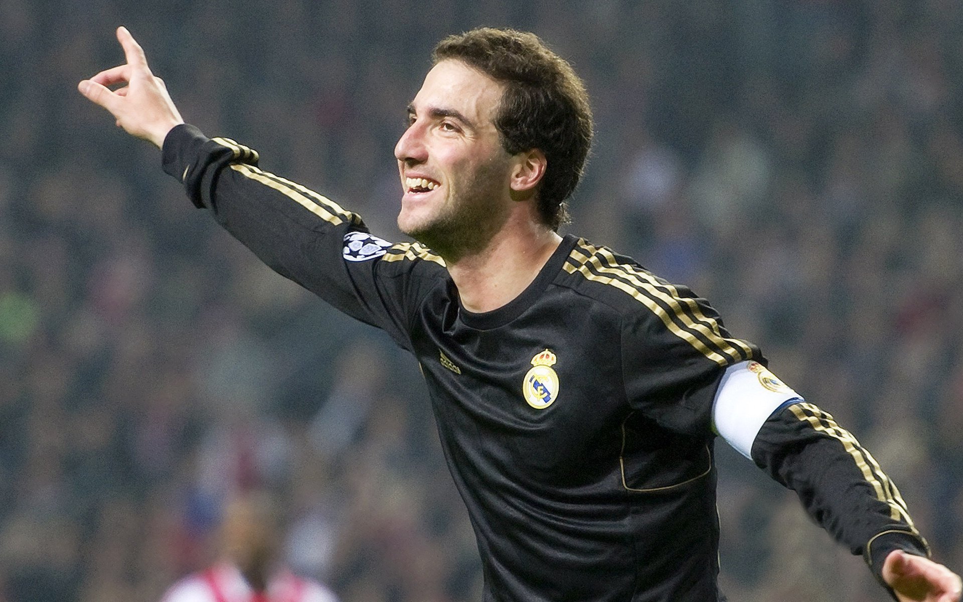 伊朗力克曼联，波斯铁骑掀翻红色巨舰，阿劳霍梦幻之夜加冕关键先生